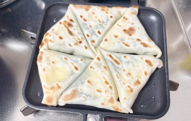 焼き上がった『6Pチーズ包み焼き』の画像（撮影：エニママ）