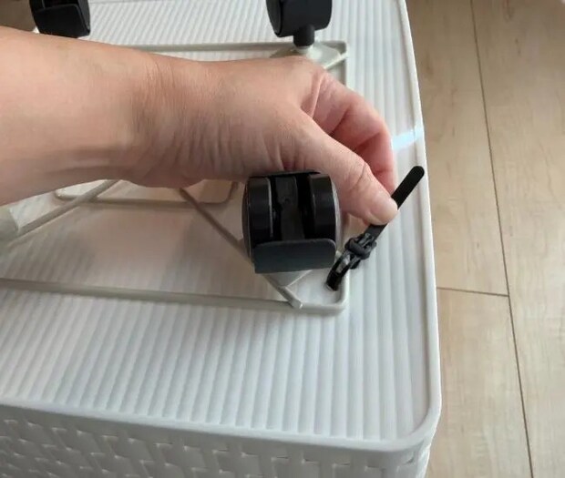結束バンドで固定する様子（撮影：grapeライフハック編集部）