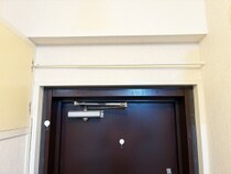 『玄関ドアの上』につっぱり棒を設置すると？　玄関が狭い家で助かる収納テクが「便利さに感動！」