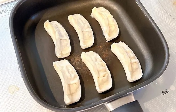 『ピーマンの餃子詰め』を作る写真（撮影：キジカク）