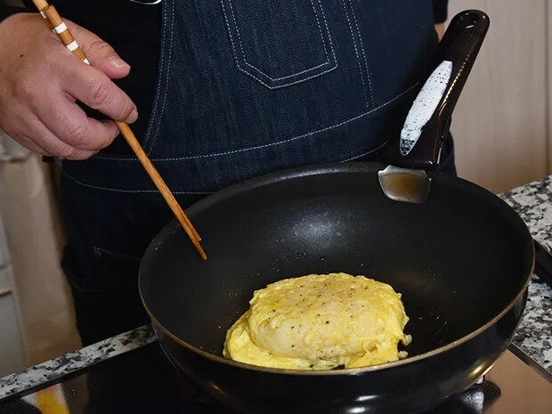 冷凍ご飯でオムライスを作る手元（撮影：grapeフード編集部）
