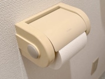 トイレットペーパーの芯を潰して貼るだけ！　「片手でトイペが切れたらいいのに」を叶える簡単な方法