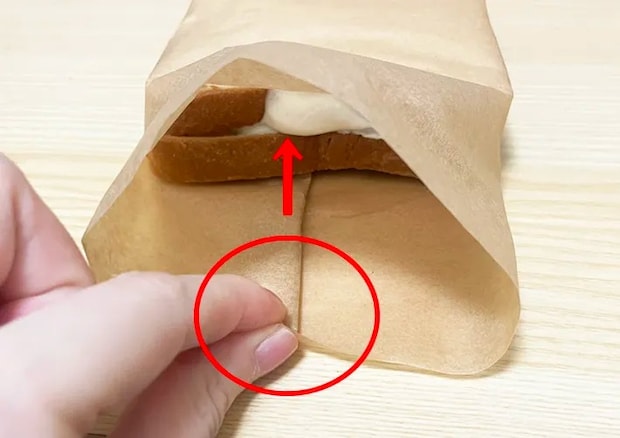 クッキングシートの端を中に折り込む写真（撮影：grapeフード編集部）
