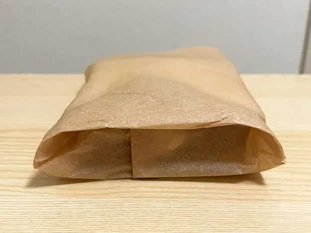 サンドイッチを包んだ写真（撮影：grapeフード編集部）