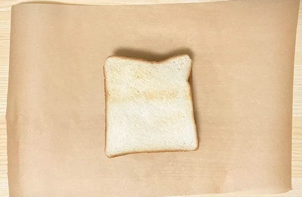 クッキングシートの上に置いたサンドイッチの写真（撮影：grapeフード編集部）