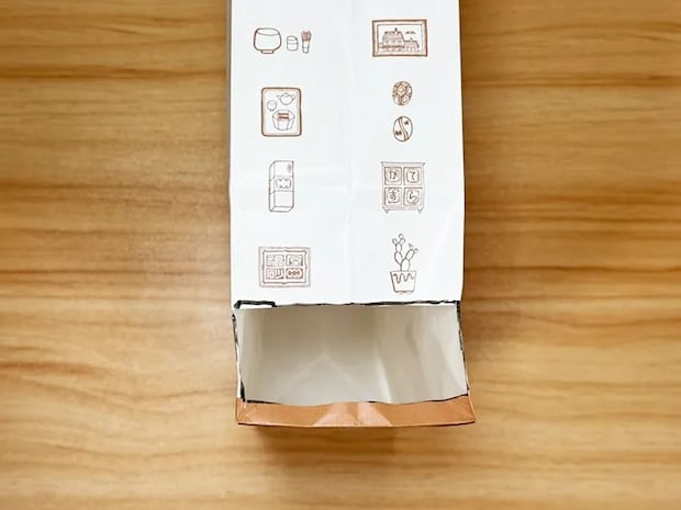 紙袋を切る（撮影：grapeライフハック編集部）