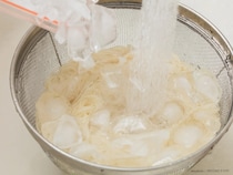 そうめんをゆでた後、流水で軽く洗うだけでなく？意外と知らない洗い方