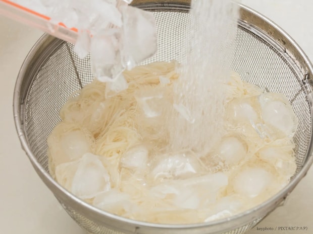 そうめんをゆでた後、流水で軽く洗うだけでなく?意外と知らない洗い方