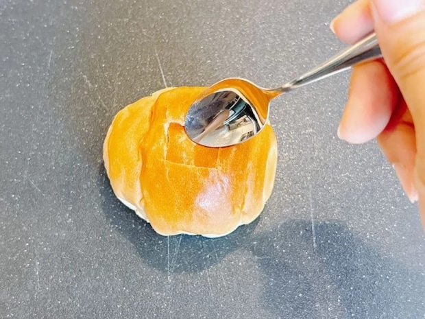 ロールパンに冷凍グラタンを押し込んで… 焼き上がりに「店で売ってそう!」
