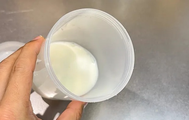 卵と牛乳を入れる写真（撮影：キジカク）