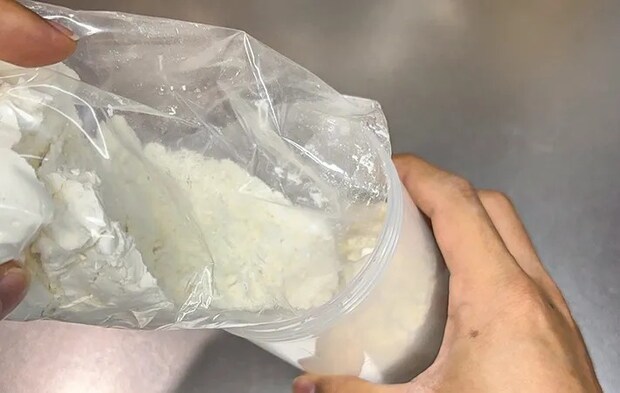 ホットケーキミックスを入れる写真（撮影：キジカク）