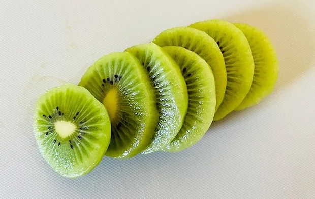 スライスしたグリーンキウイの画像（撮影:エニママ）