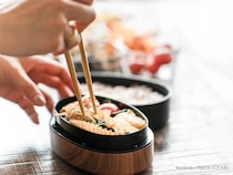 夏の弁当は保冷剤を上？下？　メーカーが5つの注意ポイントを解説