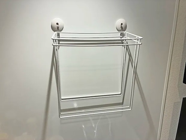 マグネットフックにかけたワイヤーふきんかけ（撮影：grapeライフハック編集部）