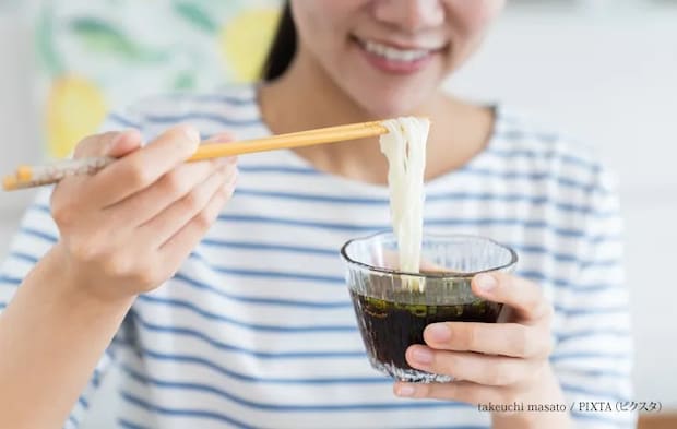 『そうめんを食べる若い女性』の写真
