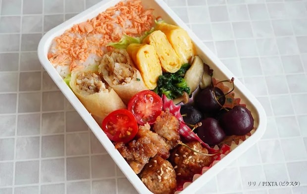 『鮭ほぐしご飯、卵焼きなど彩り豊かなお弁当』の写真