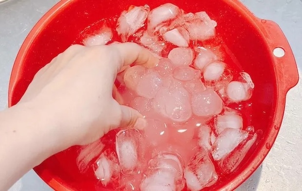氷水につけている画像（撮影：キジカク）