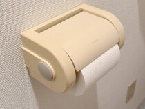 トイレットペーパーの芯を潰して貼るだけ！　「片手でトイペが切れたらいいのに」を叶える簡単な方法
