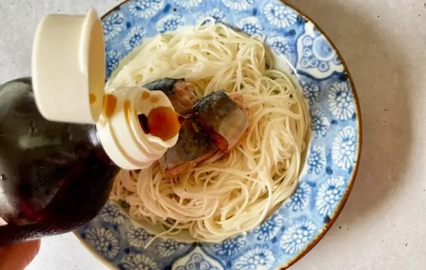 そうめんにめんつゆをかける画像（撮影：エニママ）