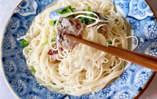 箸でそうめんを持ち上げる画像（撮影：エニママ）
