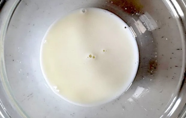 耐熱ボウルに牛乳と砂糖を入れて混ぜた画像（撮影：エニママ）