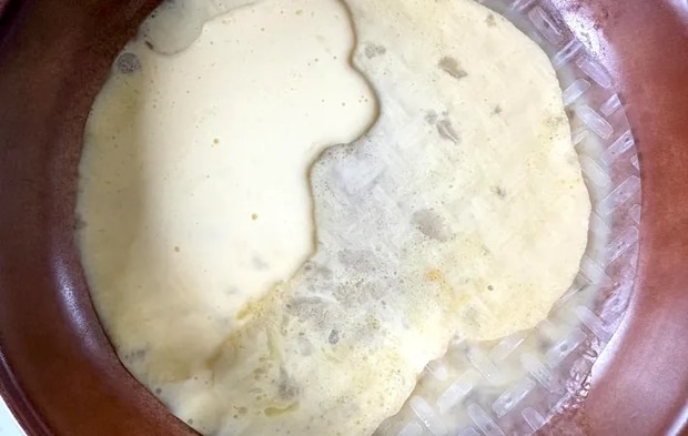 ライスペーパーを卵液にくぐらせた画像（撮影：エニママ）