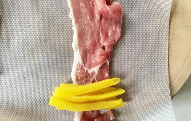豚肉にたくあんを乗せた画像（撮影：エニママ）