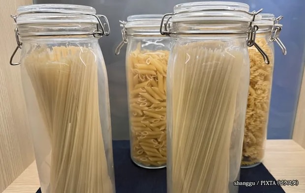 『ビン容器に入れられたパスタとショートパスタ』の写真