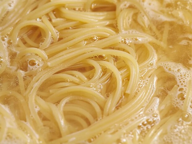 開封後のパスタ、輪ゴムで留めるのはNG？　ニップンに聞く梅雨時の正しい保存法
