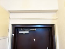 『玄関ドアの上』につっぱり棒を設置すると？　玄関が狭い家で助かる収納テクが「便利さに感動！」