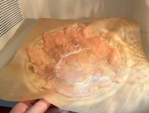 ささみを電子レンジに入れる写真（撮影：grapeフード編集部）
