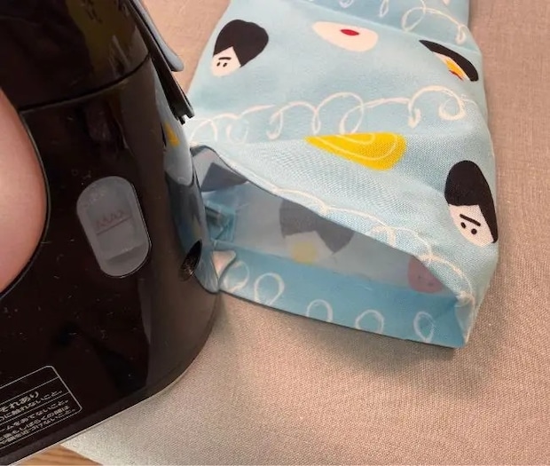 三つ折りしてアイロンをかける（撮影：grapeライフハック編集部）