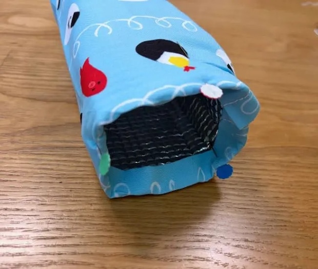 折った部分を保冷シートに被せる（撮影：grapeライフハック編集部）