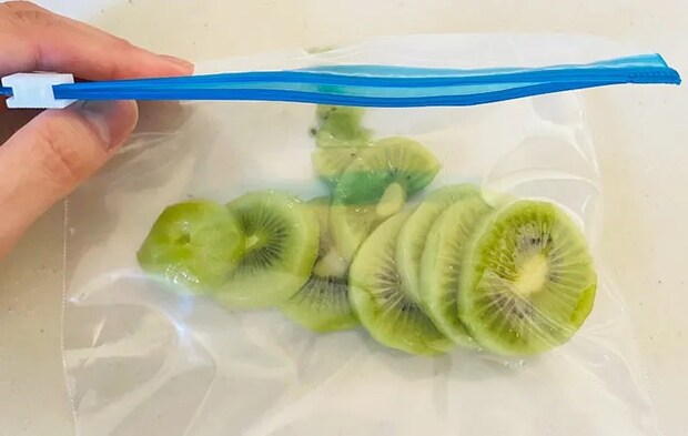 スライドジッパータイプの袋に入れたグリーンキウイの画像（撮影:エニママ）