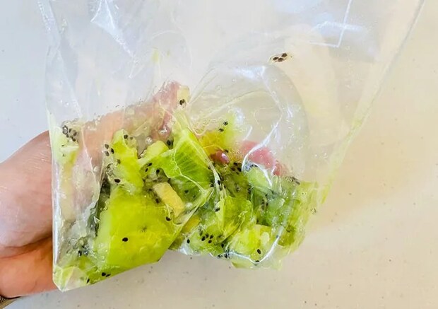 グリーンキウイを袋の上から揉み潰している画像（撮影:エニママ）