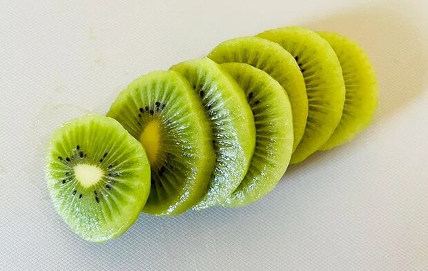 スライスしたグリーンキウイの画像（撮影:エニママ）