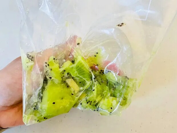 炭酸と潰したキウイを混ぜて… 簡単ドリンクの隠し味に「暑い日にピッタリ」「10分でできた」
