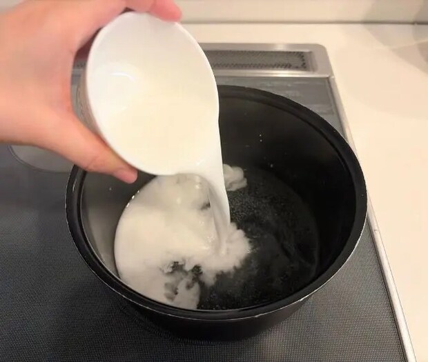 片栗粉を加えている様子（撮影：grapeライフハック編集部）