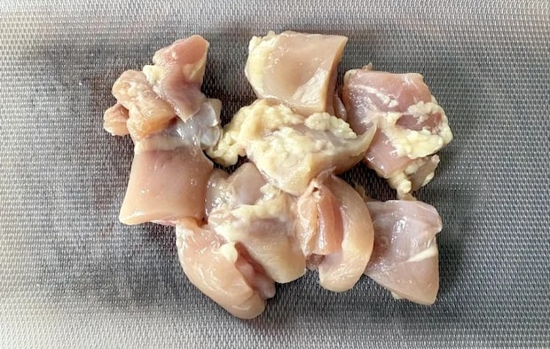 鶏肉を切った画像（撮影：エニママ）