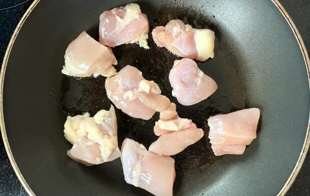 鶏肉を並べた画像（撮影：エニママ）