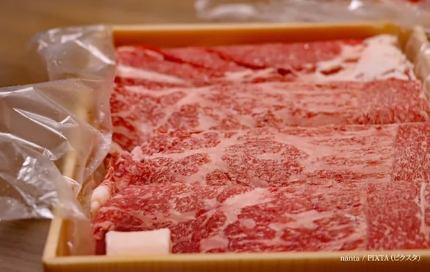 『箱に入った霜降り牛肉』の写真