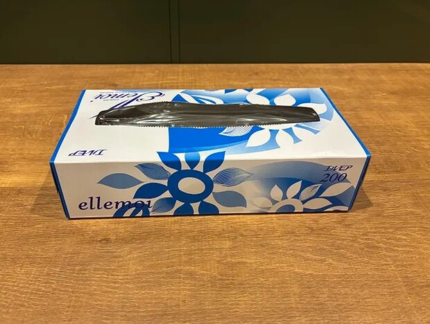 机に置かれたティッシュの空き箱（撮影：grapeライフハック編集部）