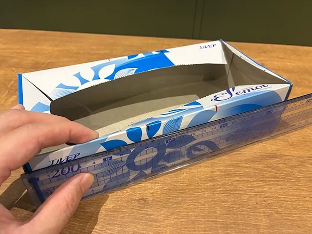 定規で測った位置に、ペンで印をつけたティッシュの空き箱（撮影：grapeライフハック編集部）
