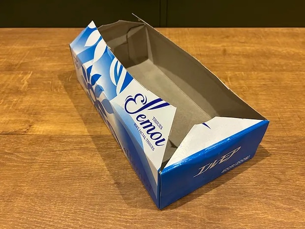 フィルムをはがしたティッシュの空き箱（撮影：grapeライフハック編集部）