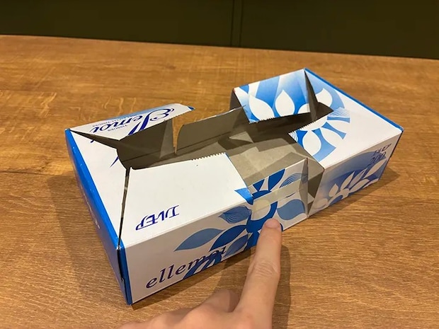 両面テープを貼ったティッシュの空き箱（撮影：grapeライフハック編集部）