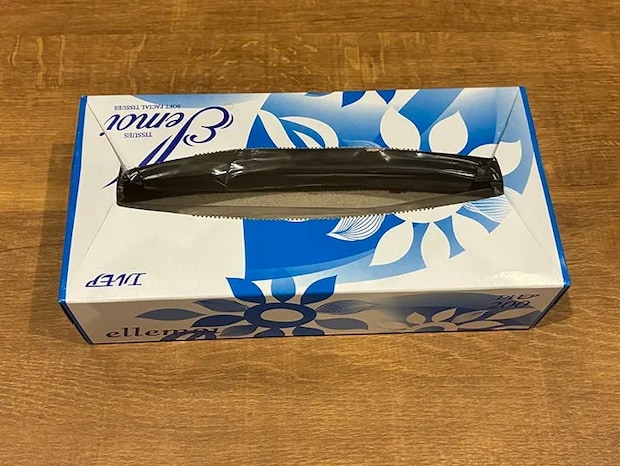 切れ込みを入れたティッシュの空き箱（撮影：grapeライフハック編集部）