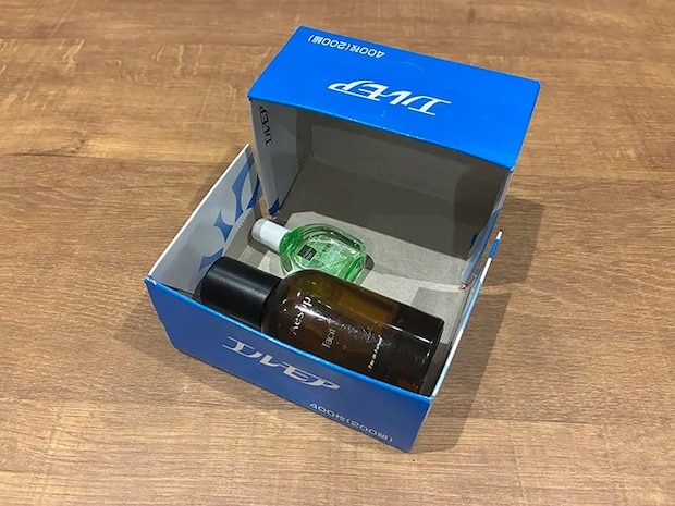 香水と目薬を入れたティッシュの空き箱ケース（撮影：grapeライフハック編集部）