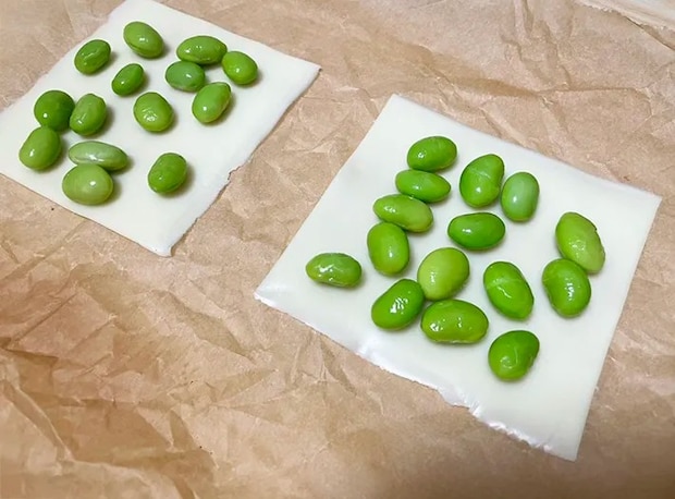 枝豆をチーズにのせる写真（撮影：grapeフード編集部）