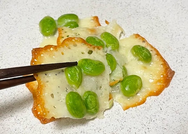 『枝豆チーズ』を一口サイズにカットした写真（撮影：grapeフード編集部）