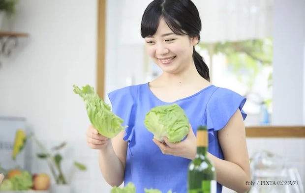 『料理をする20代女性』の写真